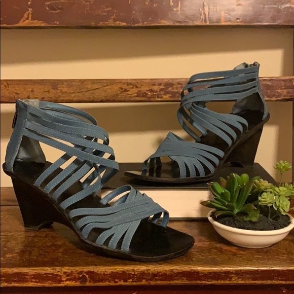B. Makowsky Blue Strappy Wedge Heel Sandals Shoes - Picture 1 of 11